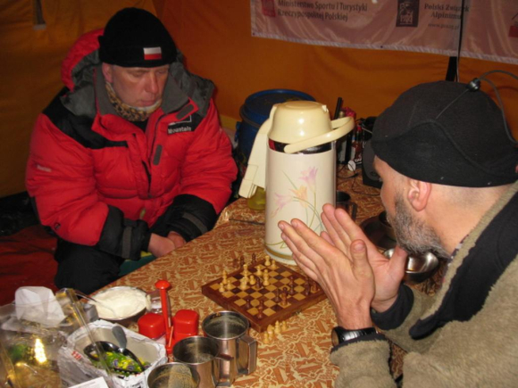 Turniej szachowy pod Pod Broad Peak. Wygrywa Artur Hajzer